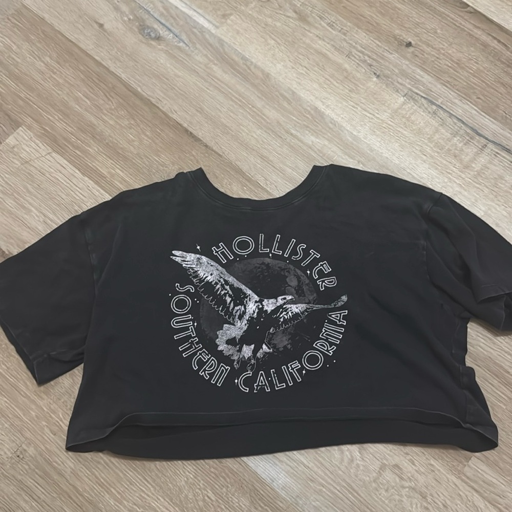 Cropped Hollister T-shirt